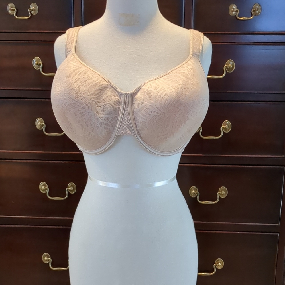 Wacoal Lace Underwire Bra in Nude. 853367. size 38DDD. pristine condition.